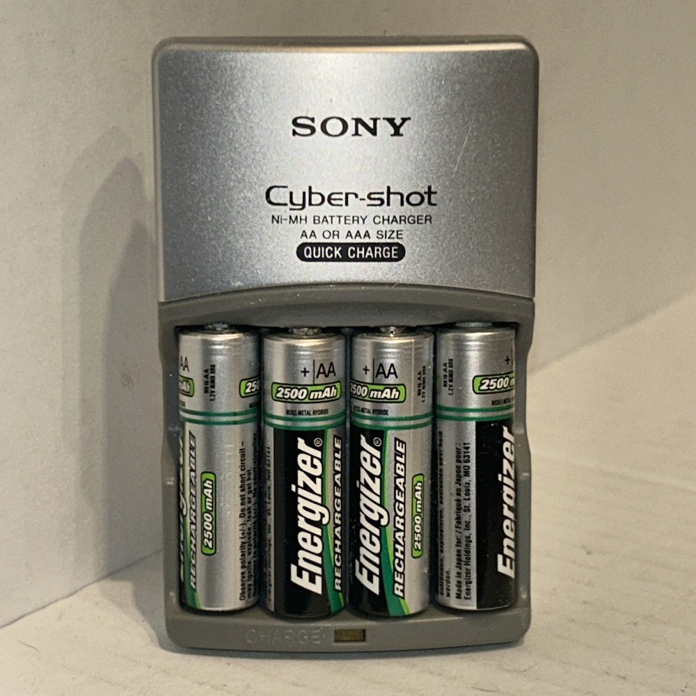 Sony (BC-CSQ) Ni-MH Battery Charger Cyber Shot Quick Charge With Batteries‎ E3